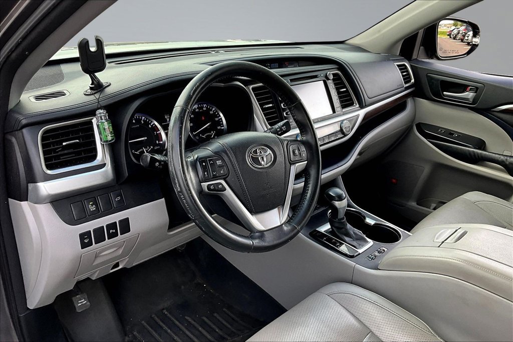 Used 2015 Toyota Highlander Limited AWD/4WD image 14