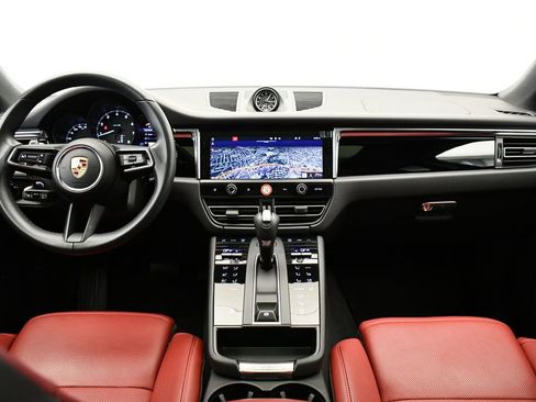 Used 2025 Porsche Macan image 23