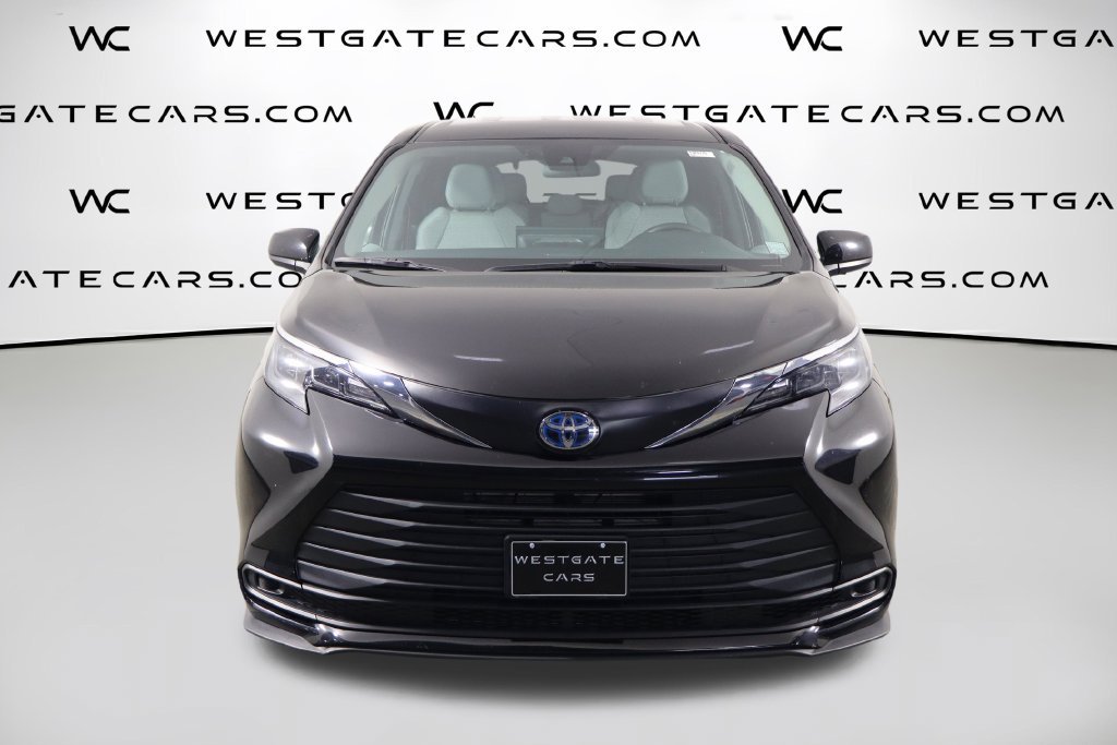 Used 2025 Toyota Sienna LE FWD image 2