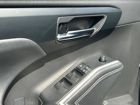 Used 2021 Toyota Highlander XLE AWD/4WD image 22