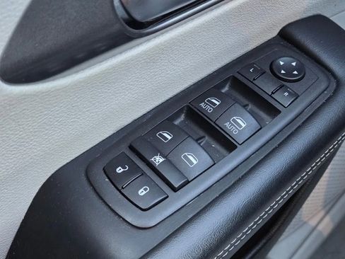 Used 2024 Chrysler Pacifica Select image 12