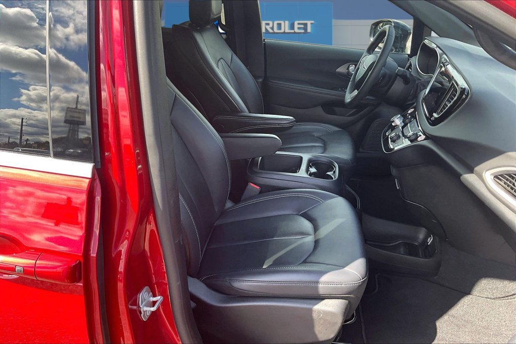 Used 2025 Chrysler Pacifica Select FWD image 29