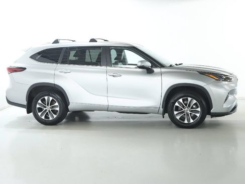 Used 2024 Toyota Highlander XLE AWD/4WD image 11