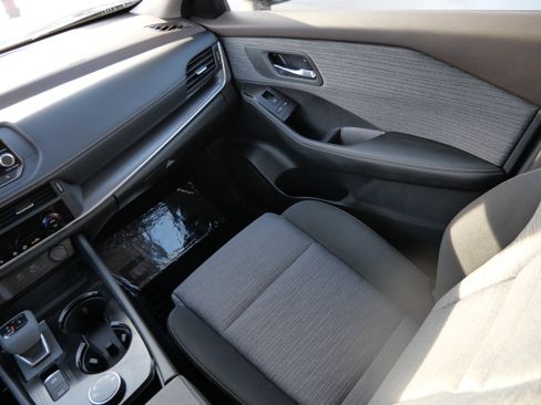 Used 2023 Nissan Rogue SV image 11