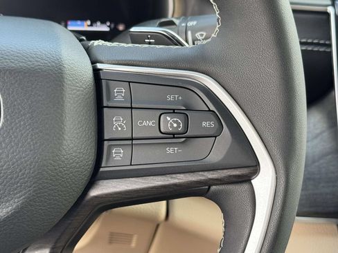 Used 2025 Jeep Grand Cherokee Limited RWD image 23