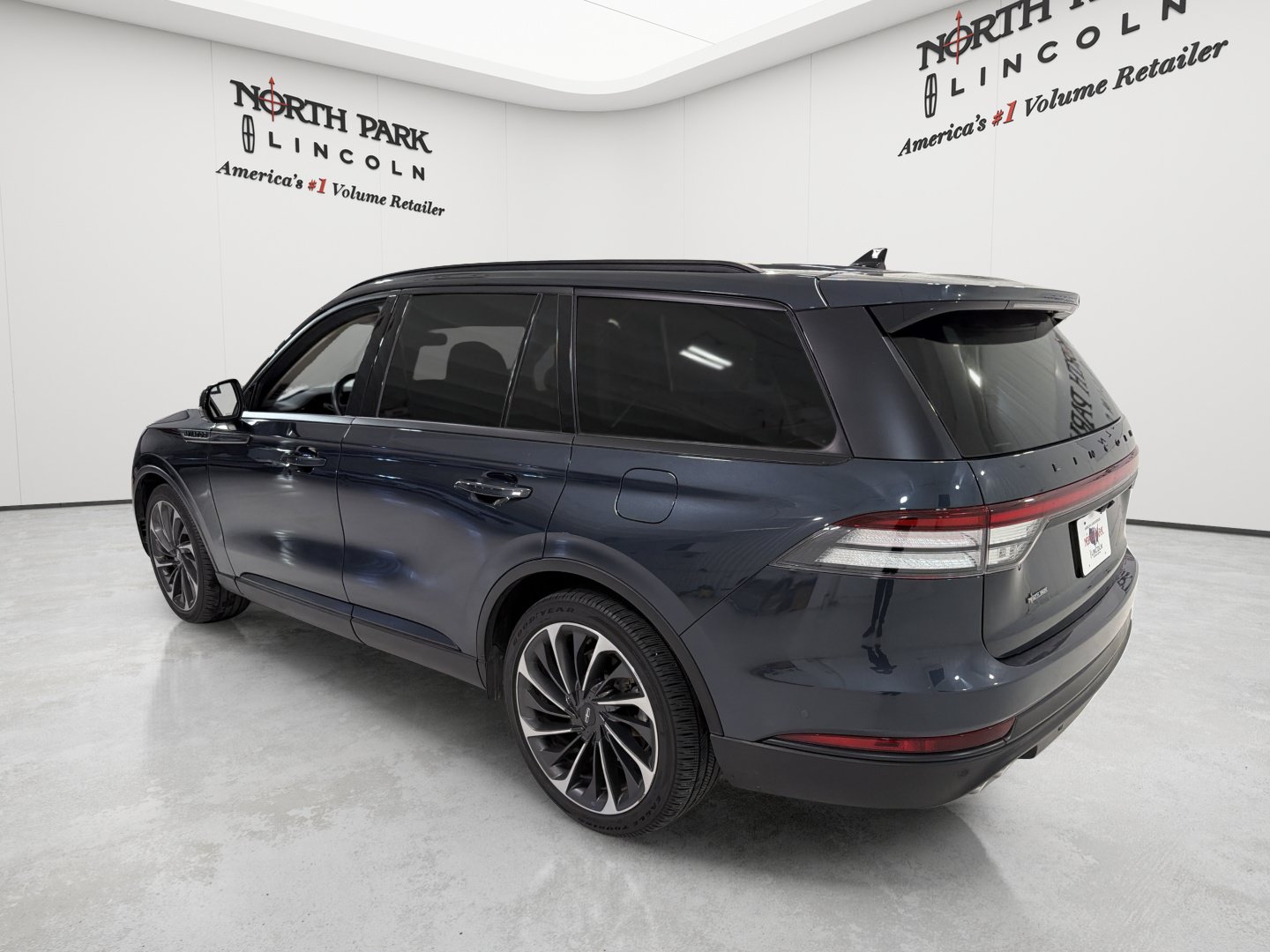 Used 2023 Lincoln Aviator Reserve w/ Equipment Group 201A AWD/4WD image 3