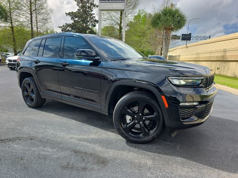 Used 2024 Jeep Grand Cherokee Limited w/ Luxury Tech Group II image 29