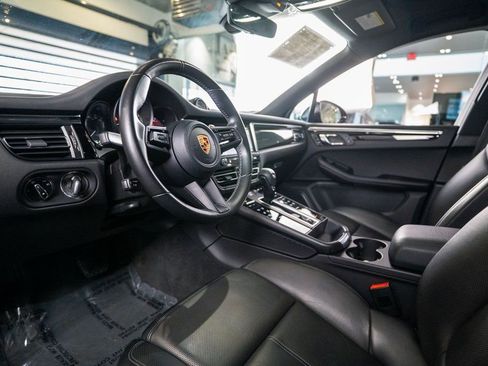 Certified 2022 Porsche Macan image 4