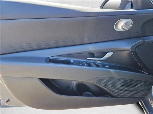 Used 2025 Hyundai Elantra SE image 9
