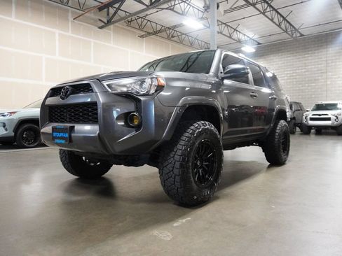 Used 2019 Toyota 4Runner SR5 Premium AWD/4WD image 2