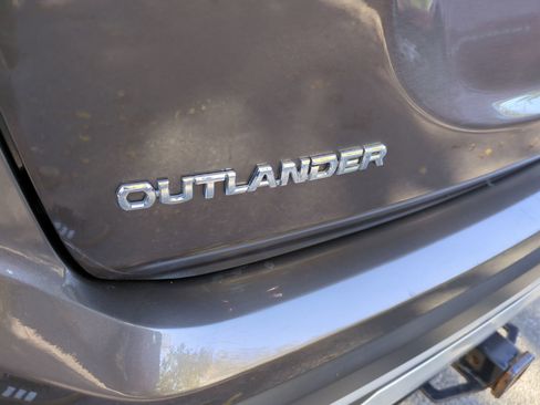 Used 2020 Mitsubishi Outlander ES image 96