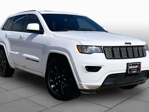 Used 2018 Jeep Grand Cherokee Altitude RWD image 2