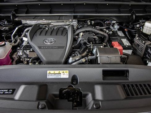Used 2024 Toyota Highlander XLE FWD image 9
