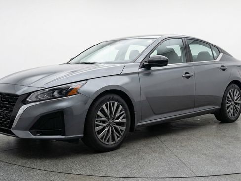 Used 2025 Nissan Altima 2.5 SV image 3