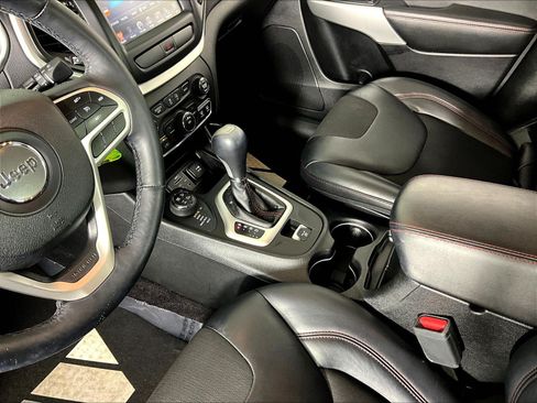 Used 2017 Jeep Cherokee Trailhawk w/ Cold Weather Group AWD/4WD image 18
