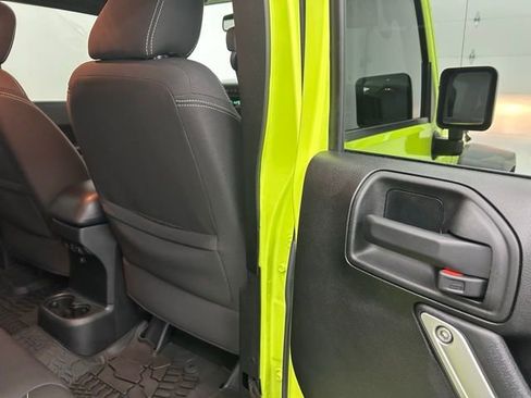 Used 2016 Jeep Wrangler Unlimited Rubicon w/ Connectivity Group image 26