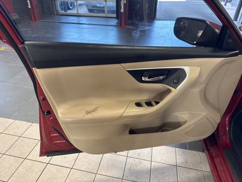 Used 2017 Nissan Altima 2.5 SV w/ Interior Lighting Package image 4