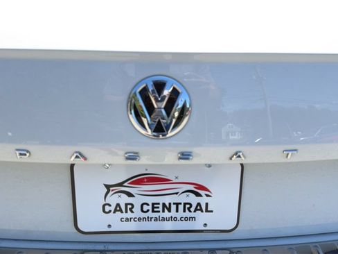 Used 2021 Volkswagen Passat 2.0T SE FWD image 35