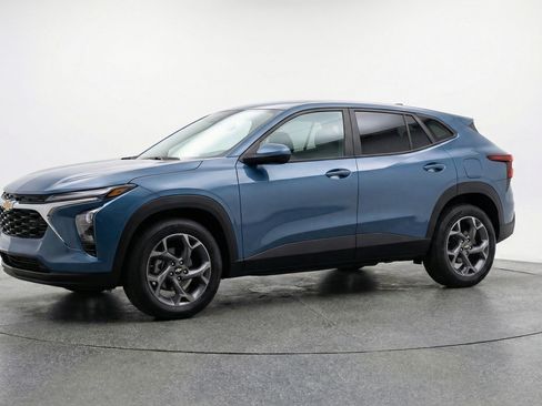 Used 2025 Chevrolet Trax LT FWD image 3