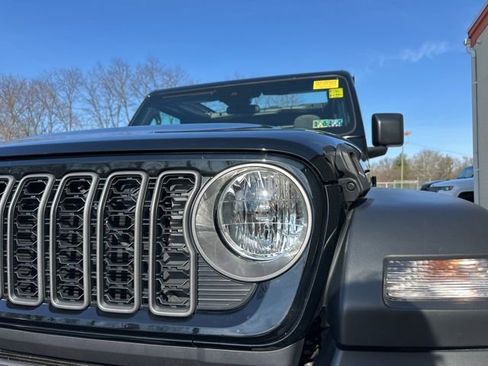 Used 2025 Jeep Wrangler Sport S image 8