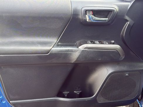 Used 2018 Toyota Tacoma TRD Sport image 16