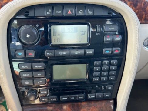 Used 2004 Jaguar XJ8 image 15