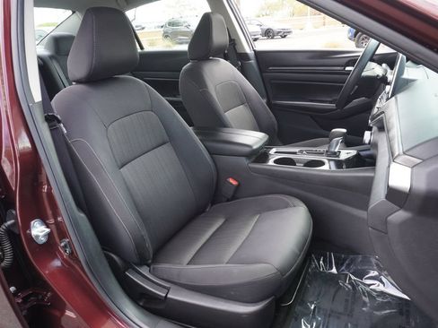 Used 2024 Nissan Altima 2.5 SV FWD image 12