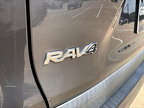 Used 2021 Toyota RAV4 XLE FWD image 31