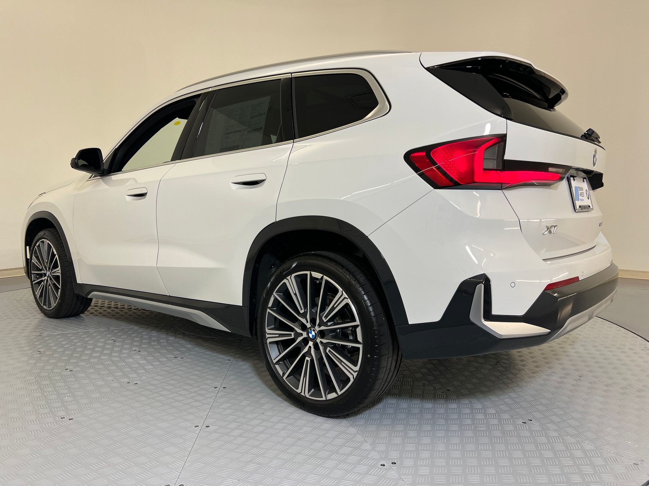 Used 2026 BMW X1 xDrive28i w/ Technology Package AWD/4WD image 3
