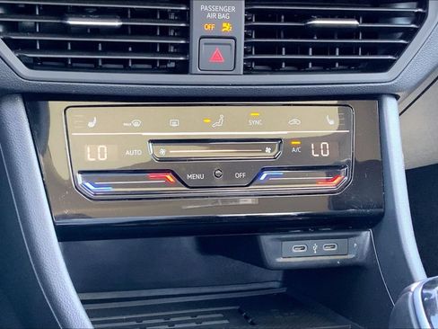 Certified 2025 Volkswagen Jetta SE w/ Sunroof Package FWD image 30