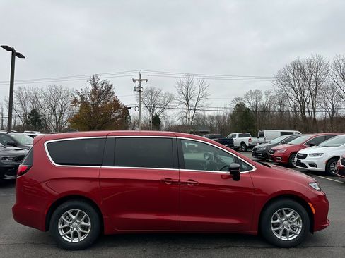 New 2026 Chrysler Pacifica Select image 7