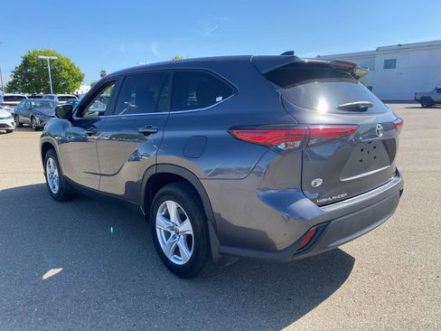 Used 2023 Toyota Highlander LE image 6
