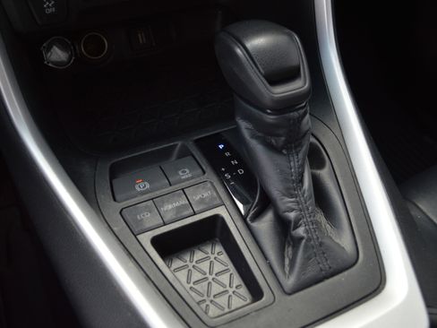 Used 2020 Toyota RAV4 LE image 24