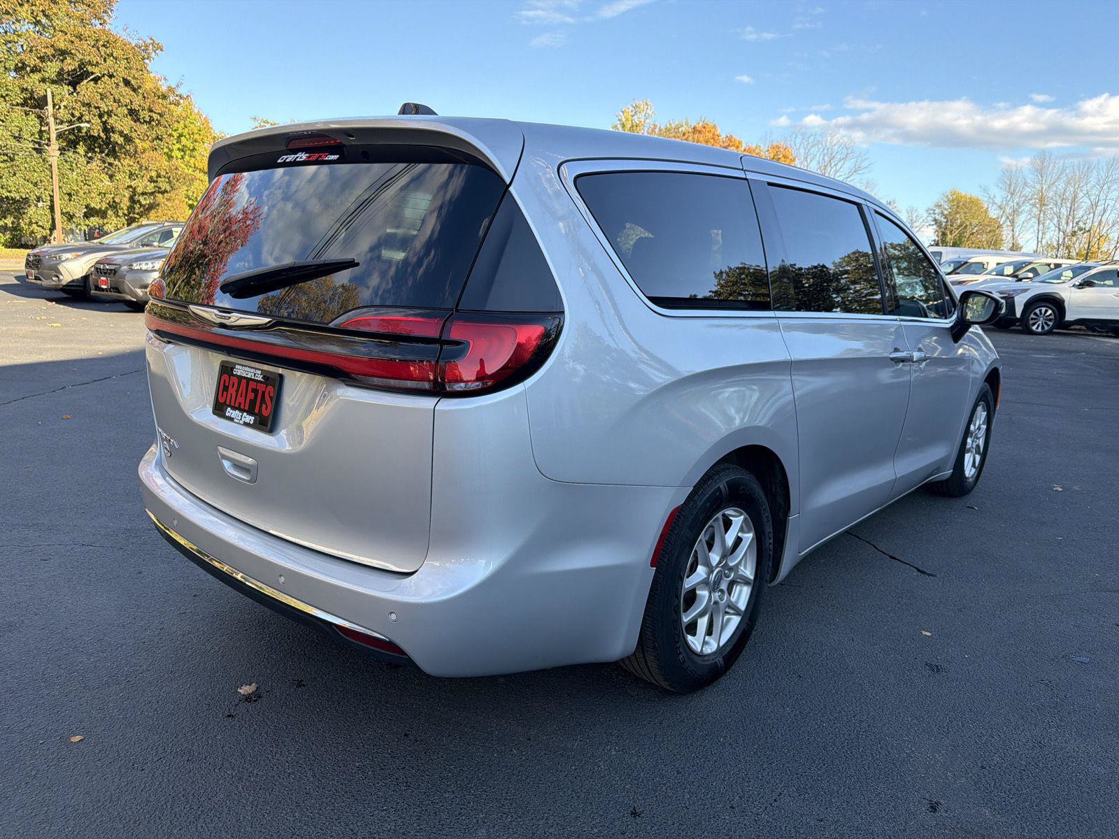 Used 2024 Chrysler Pacifica Touring-L FWD image 5