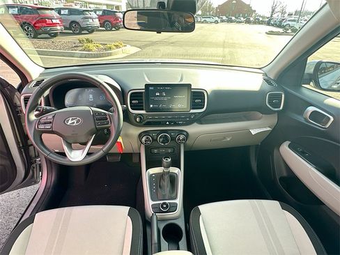 Used 2023 Hyundai Venue SEL image 3