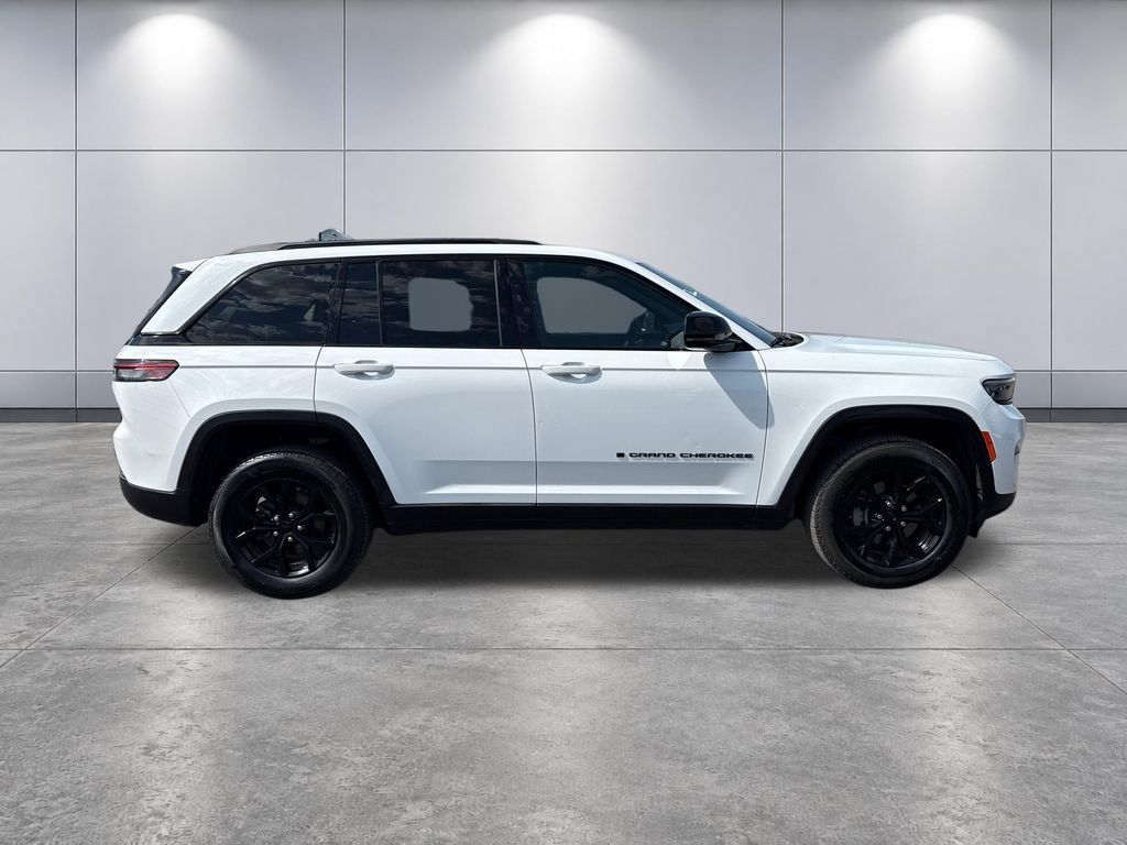 Used 2025 Jeep Grand Cherokee Altitude AWD/4WD image 6