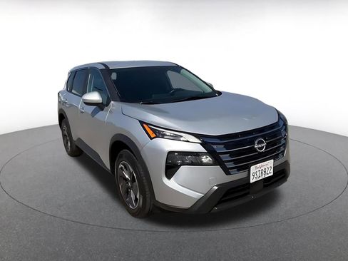 Used 2025 Nissan Rogue SV FWD image 3