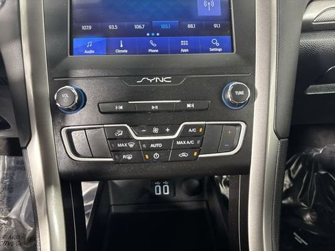 Used 2020 Ford Fusion SE FWD image 8