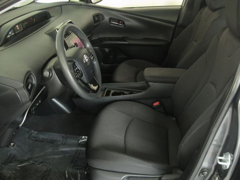 Used 2021 Toyota Prius LE image 7