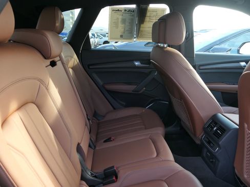 Used 2024 Audi Q5 2.0T Premium w/ Convenience Package image 29