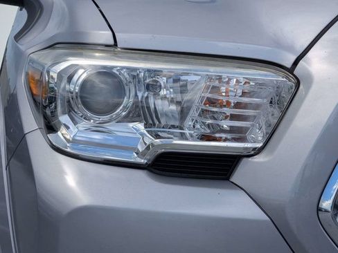 Used 2020 Toyota Tacoma SR5 w/ SR5 Appearance Package (SM) RWD image 8