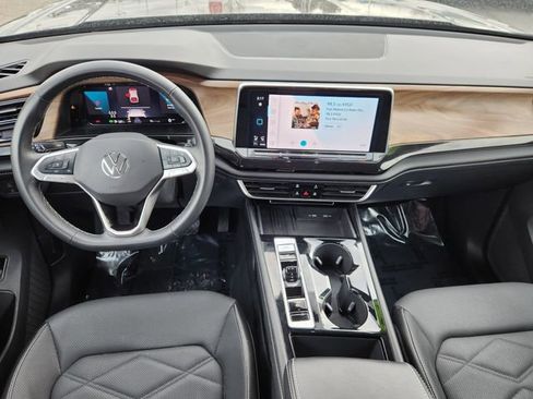 Certified 2025 Volkswagen Atlas SE image 10