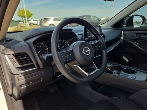 Used 2024 Nissan Rogue S FWD image 2