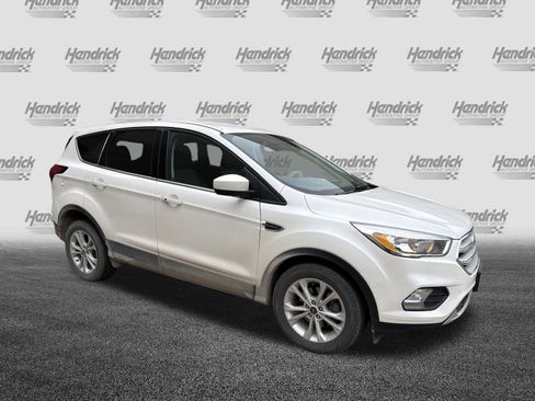 Used 2019 Ford Escape SE image 2