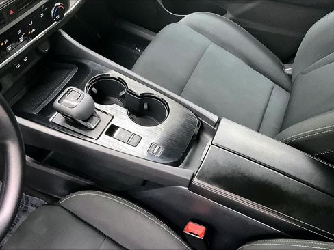 Used 2024 Nissan Rogue S FWD image 16