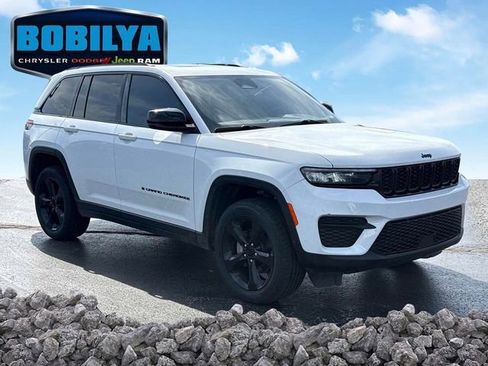 Used 2024 Jeep Grand Cherokee Altitude image 2