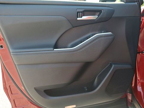 Used 2023 Toyota Highlander XLE FWD image 14