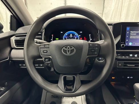 Used 2025 Toyota Camry LE image 18