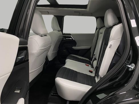 New 2025 Mitsubishi Outlander SE image 30