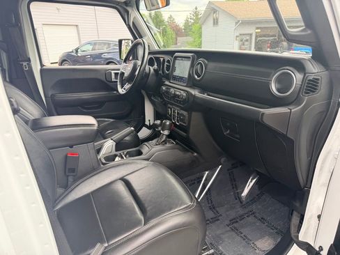 Used 2018 Jeep Wrangler Unlimited Sahara w/ Uconnect 4C Nav & Sound Group AWD/4WD image 25